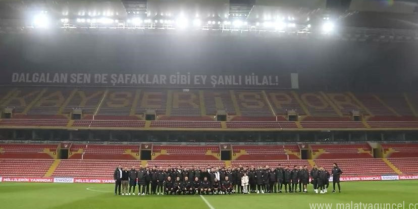 A Milli Futbol Takımı Kayseri’de atlı polislerle karşılandı