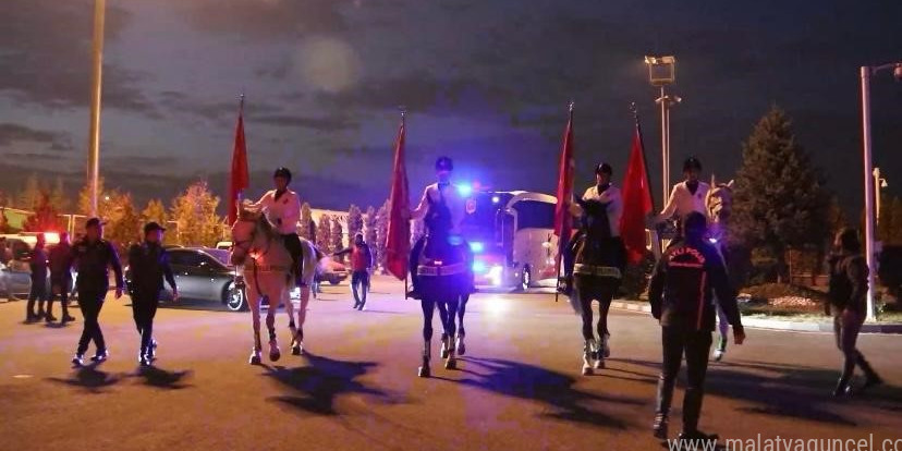 A Milli Futbol Takımı Kayseri’de atlı polislerle karşılandı