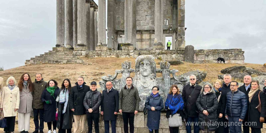 AB büyükelçileri, Çavdarhisar Aizanoi Antik Kenti’ni gezdi