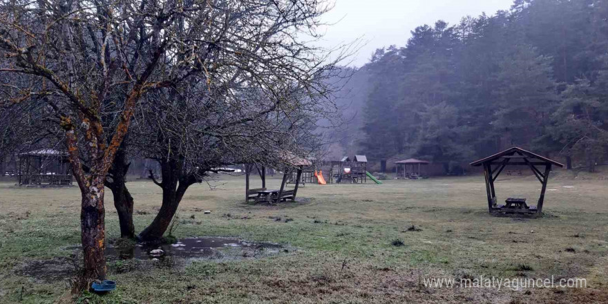 Abant Gölü’nde ziyaretçilere yağmur sürprizi