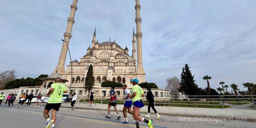 Adana 15. Uluslararası Kurtuluş Yarı Maratonu ve Halk Koşusunda dereceye girenler ödüllerini aldı