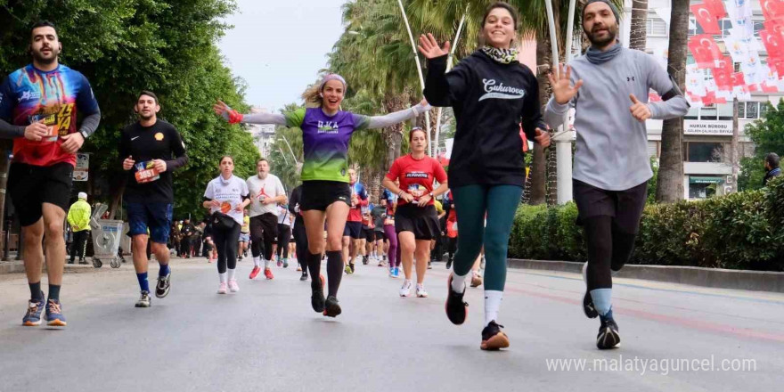 Adana 15. Uluslararası Kurtuluş Yarı Maratonu ve Halk Koşusunda dereceye girenler ödüllerini aldı