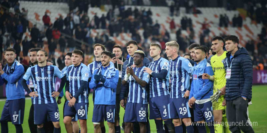 Adana Demirspor ilk galibiyetini coşkuyla kutladı