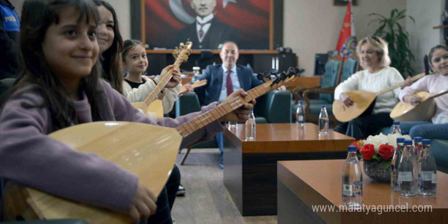 Adana Emniyet Müdürüne, saz kursunu bitiren kızlardan mini konser