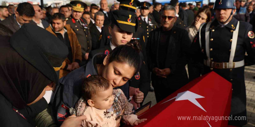 Adana şehidini dualarla uğurladı