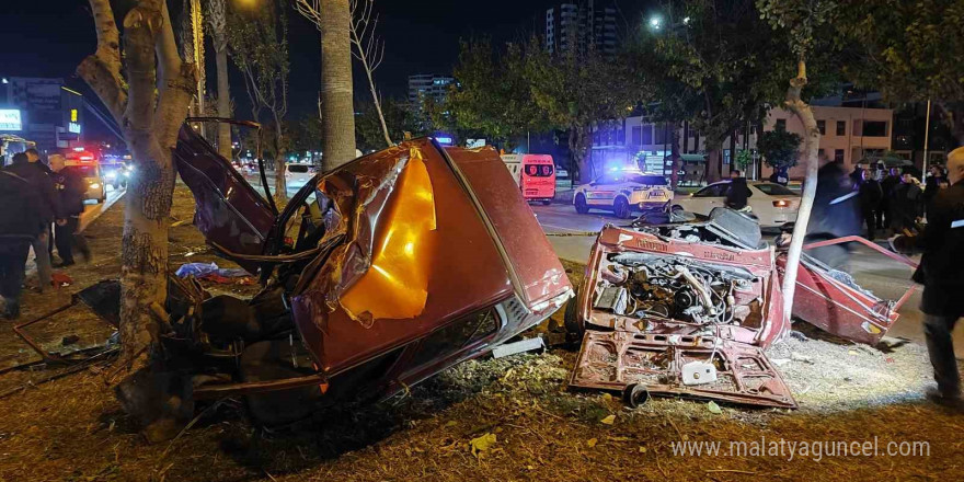 Adana’da ağaçlara çarpan otomobil ikiye ayrıldı: 1 ölü, 2 yaralı