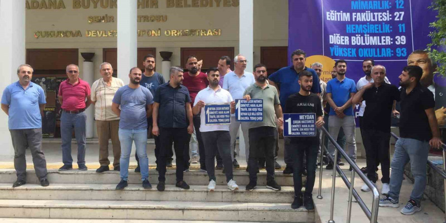 Adana’da dolmuş şoförleri belediye önünde eylem yaptı