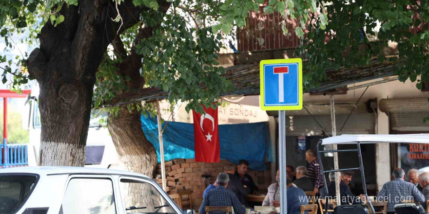 Adana’da esnaftan terörü Türk Bayraklı tepki