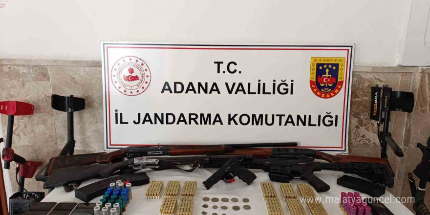 Adana’da evde 23 sikke ve 5 silah çıktı