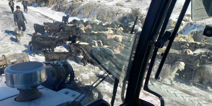 Adana’da karda mahsur kalan yayla sakinleri ve çobanlar kurtarıldı