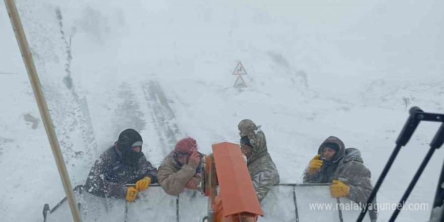 Adana’da karda mahsur kalan yayla sakinleri ve çobanlar kurtarıldı