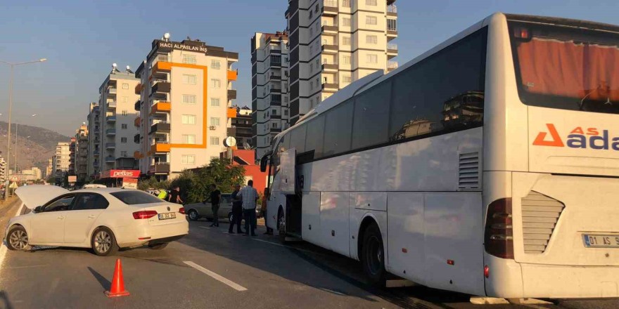 Adana’da otomobil yolcu otobüsü ile çarpıştı: 1 yaralı