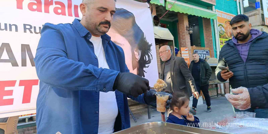 Adana’da sanatçı Ferdi Tayfur için helva dağıtıldı