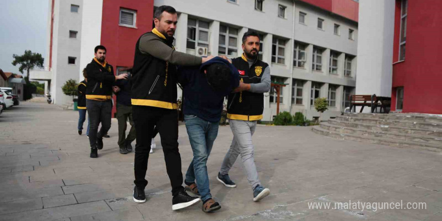 Adana’da sokak ortasında işlenen cinayetin faili 1’i kadın 4 şüpheli tutuklandı