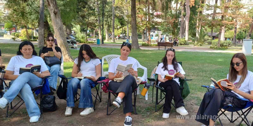 Adana’da teknoloji bağımlılığına dikkat çekmek için parkta kitap okudular