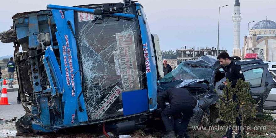 Adana’da yolcu midibüsü ile cip çarpıştı: 7 yaralı