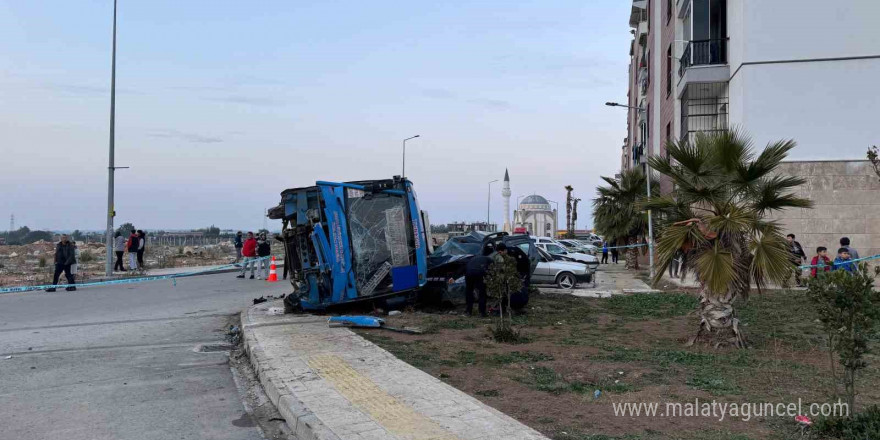 Adana’da yolcu midibüsü ile cip çarpıştı: 7 yaralı