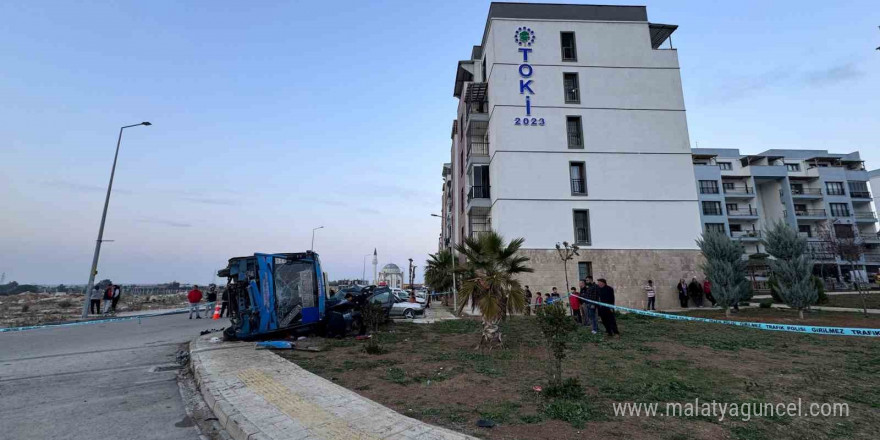 Adana’da yolcu midibüsü ile cip çarpıştı: 7 yaralı