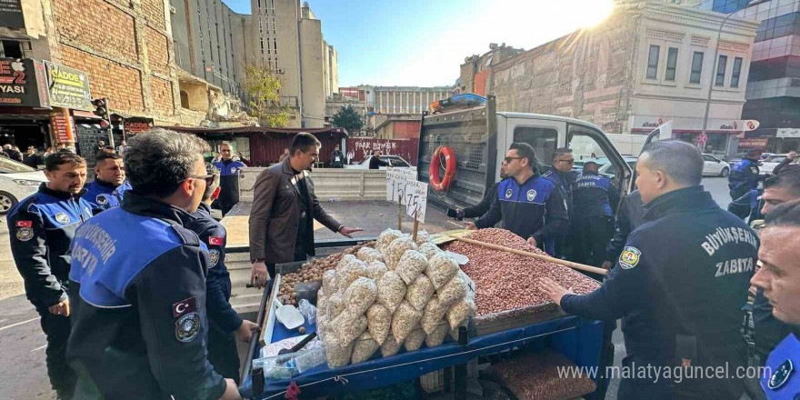 Adana’da zabıta ekiplerinden kaldırım işgaline yönelik denetim