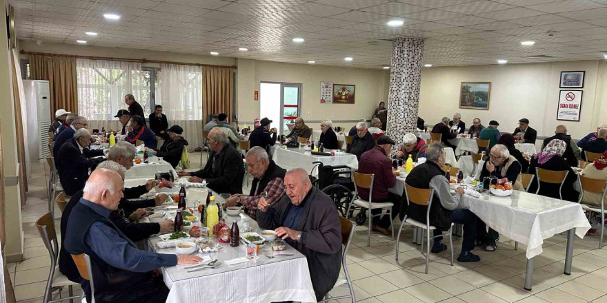 Adanalı kebapçı sosyal projelerle binlerce kişiye ulaşıyor