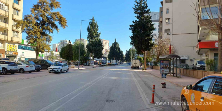 Adana’nın cadde ve sokakları sessizliğe büründü