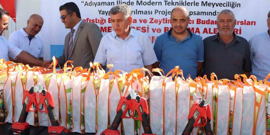 Adıyaman’da 46 çiftçiye akülü budama makası hibe edildi