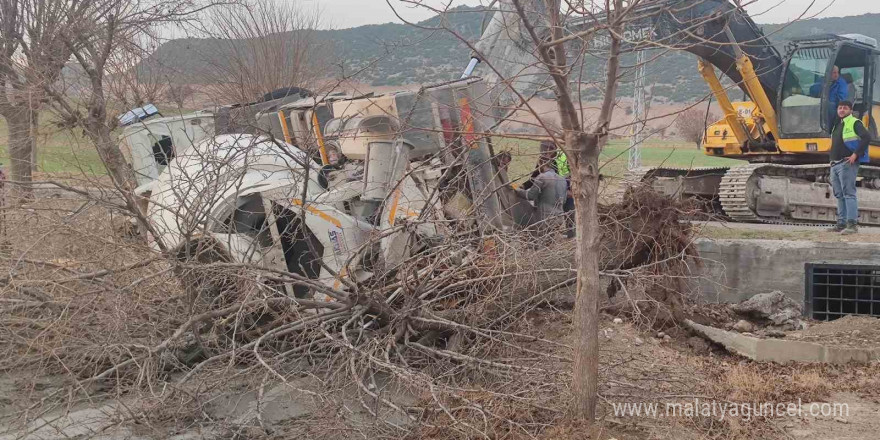 Adıyaman’da beton mikseri devrildi