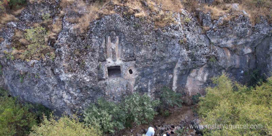 Adıyaman’da bin 700 yıllık kadın kabartmalı oda mezarı bulundu