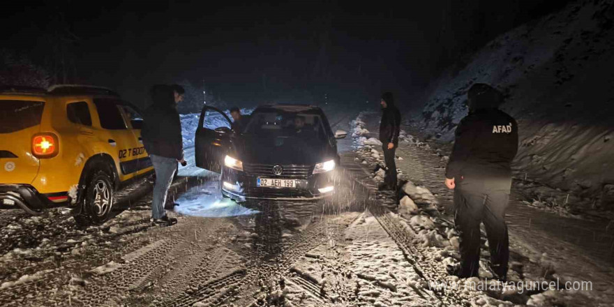 Adıyaman’da kar nedeniyle yolda mahsur kalan 9 kişi kurtarıldı