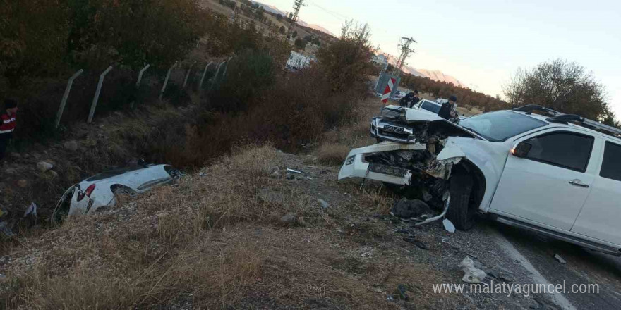 Adıyaman’da otomobil ile kamyonet çarpıştı: 11 yaralı