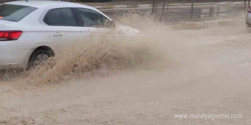 Adıyaman’da sağanak yağış etkili oldu