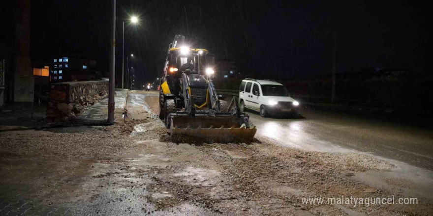 Adıyaman’da sokaklardaki çukurların kapatılması devam ediyor