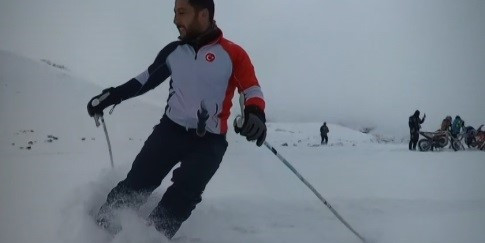 Adrenalin tutkunları mevsimin ilk kayağını yapıp 3278 rakımda hamsi yediler