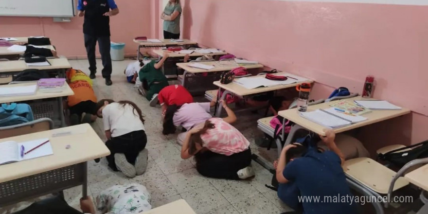 AFAD ekipleri Şırnak’ta öğretmen ve öğrencilere afet eğitimleri verdi