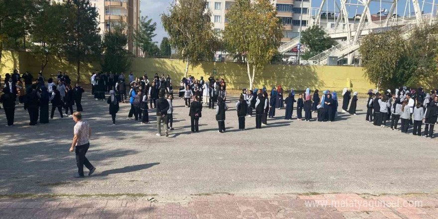 AFAD ekiplerinden öğretmen ve öğrencilere afet farkındalık eğitimi