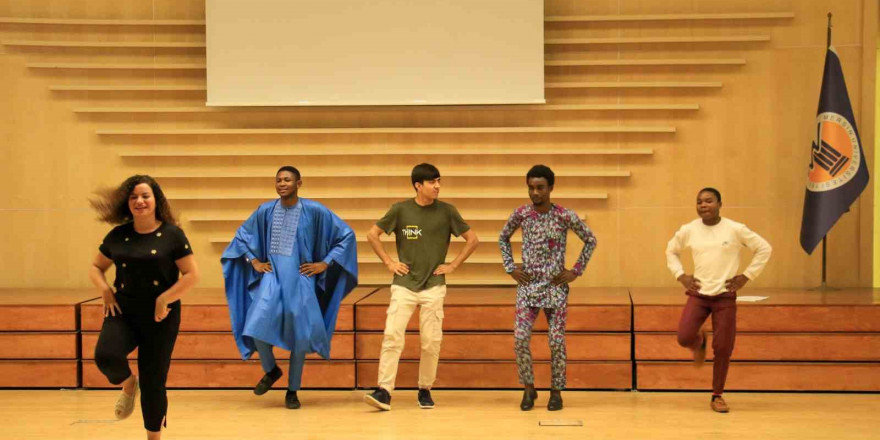 Afrikalı öğrenciler Filistin halkına destek için ’dapke’ dansı yaptı
