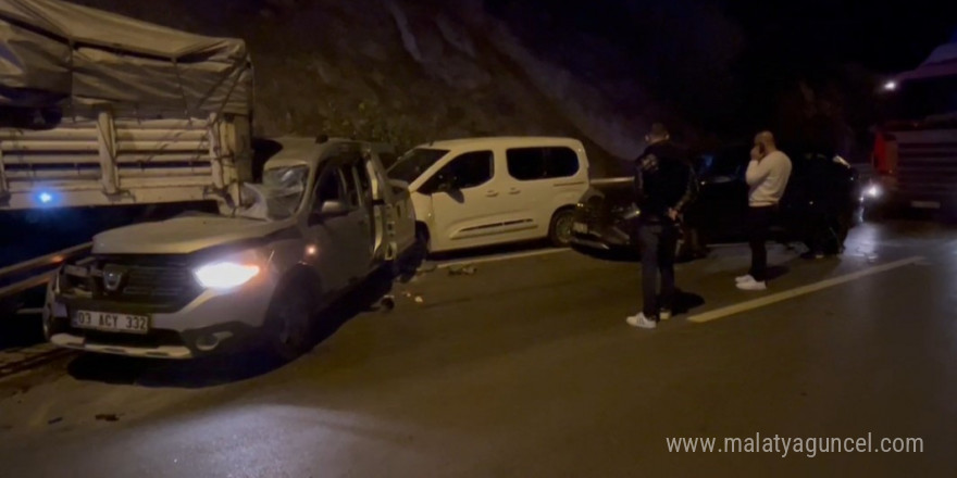 Afyonkarahisar’da 10 aracın karıştığı zincirleme kaza: 18 yaralı