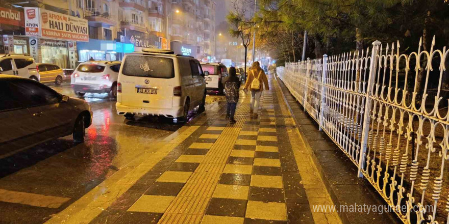 Afyonkarahisar’da beklenen kar yağışı başladı