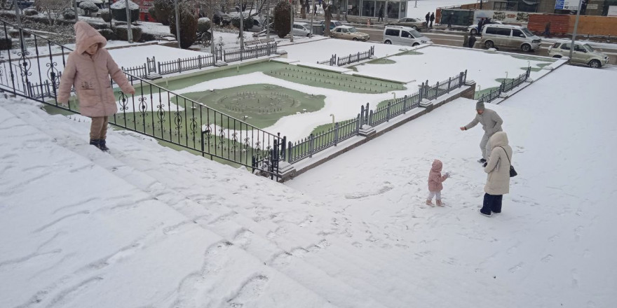 Afyonkarahisar’da kar yağışı etkili oldu