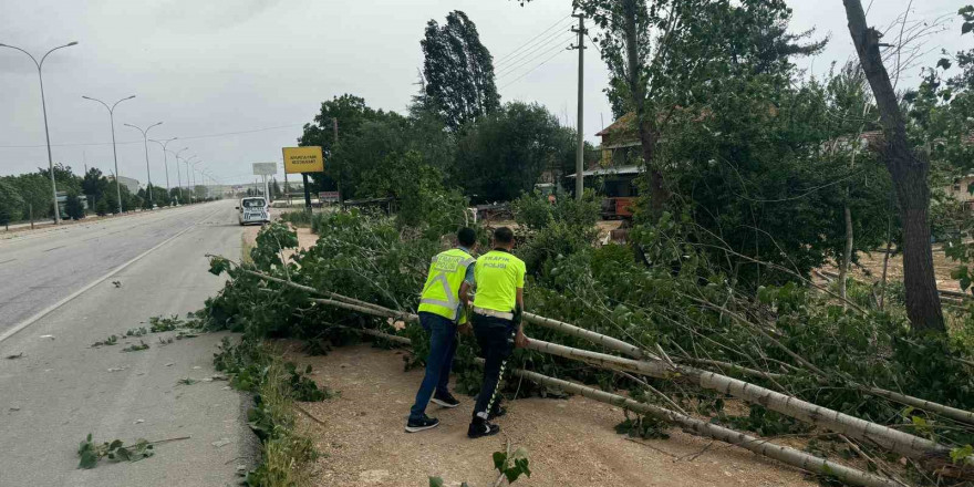 Afyonkarahisar’da kötü hava şartları hayatı olumsuz etkiledi