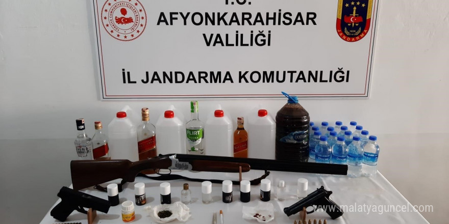 Afyonkarahisar’da litrelerce sahte alkol ve uyuşturucu ele geçirildi