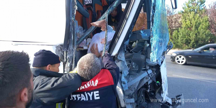 Afyonkarahisar’da yolcu otobüsü kamyona çarptı: 20 yaralı