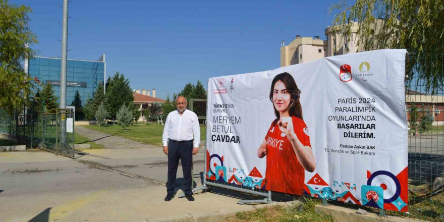 Afyonkarahisarlı sporucu Meryem Betül Çavdar’a Bakan Osman Aşkın Bak’tan destek mesajı