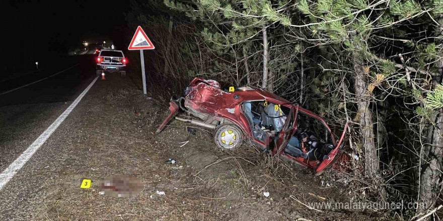 Ağaca çarpan otomobil hurdaya döndü: 1 ölü, 1 yaralı