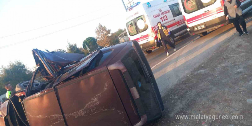 Ağaca çarparak devrilen Tofaş kağıt gibi ezildi: 3 yaralı