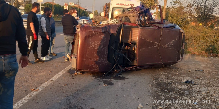 Ağaca çarparak devrilen Tofaş kağıt gibi ezildi: 3 yaralı