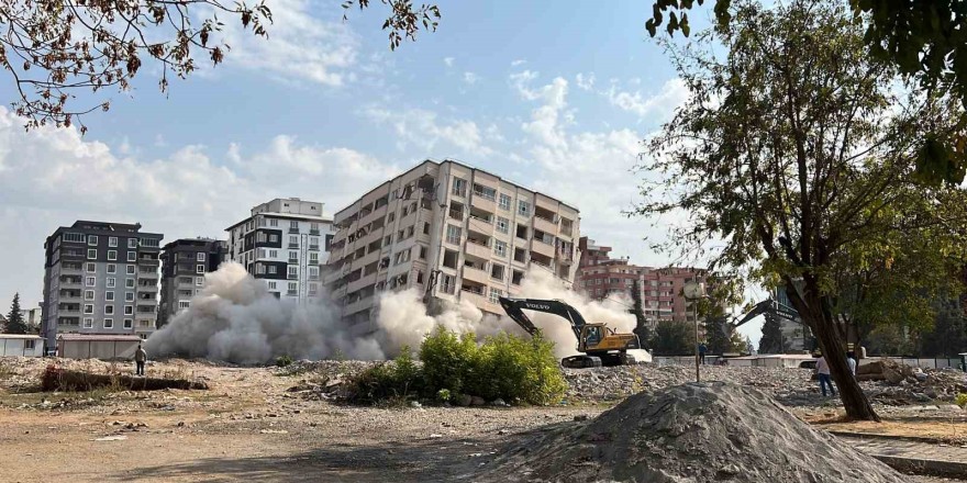 ’Ağır hasarlı’ bina uzun uğraşlara rağmen tam olarak yıkılmadı