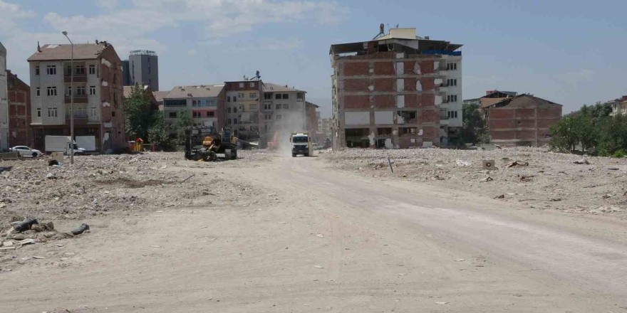 Ağır hasarlı binaların yıkıldığı Aslantepe Caddesi tarlaya döndü