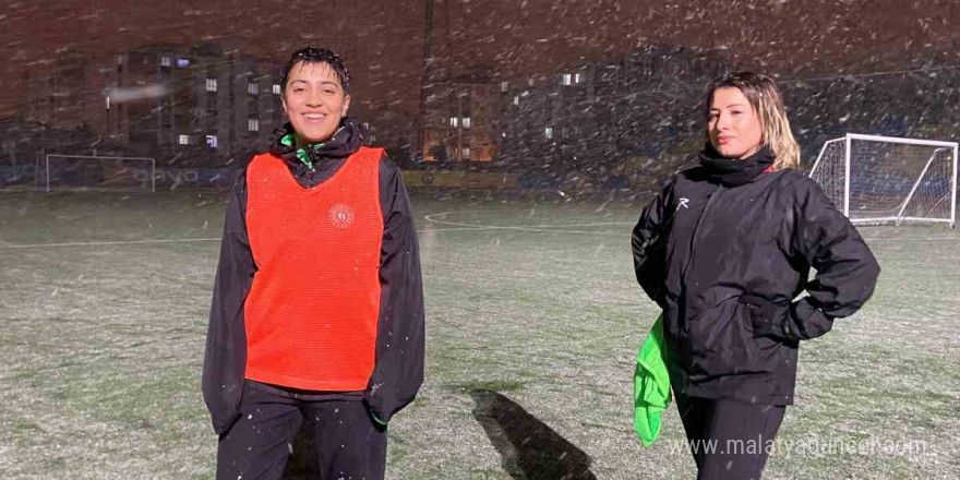 Ağrı Kadın Futbol Takımı, kar yağışı altında antrenmanlarını sürdürüyor