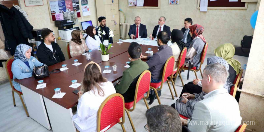 Ağrı Milli Eğitim Müdürü Kökrek, Selçuk Ortaokulunda öğrenci ve öğretmenlerle bir araya geldi